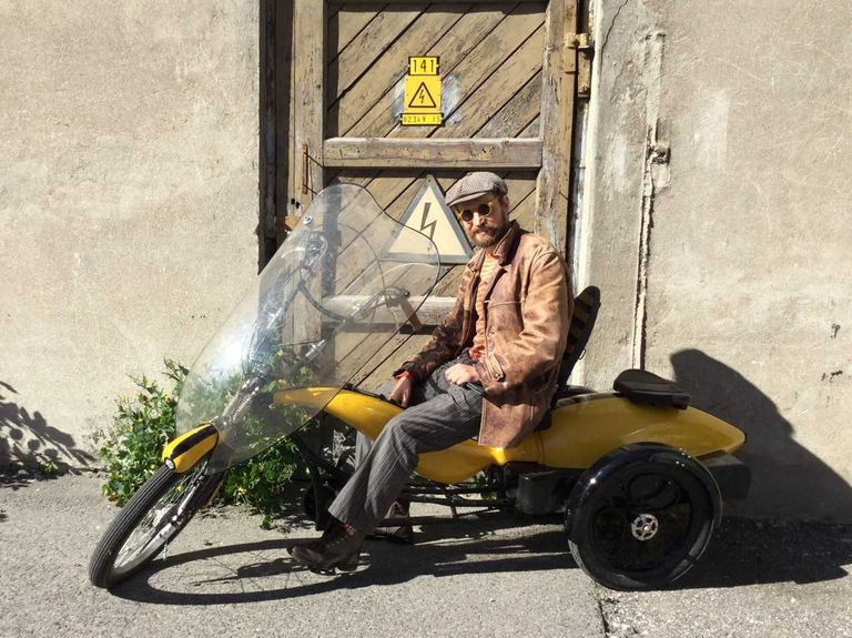 Kaspar Jancis istub Maestro Cucaracha kollasel Mesilasena tuntud jalgrattal.