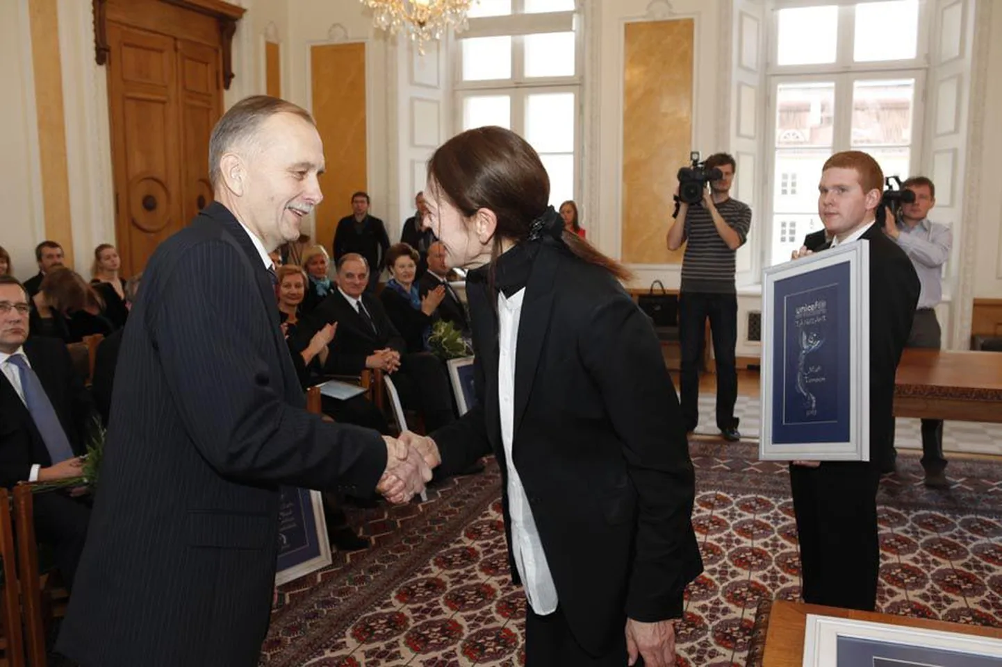 Mati Tomsonile andis Sinilinnu preemia kätte UNICEF-i rahvuskomitee president Elle Kull.