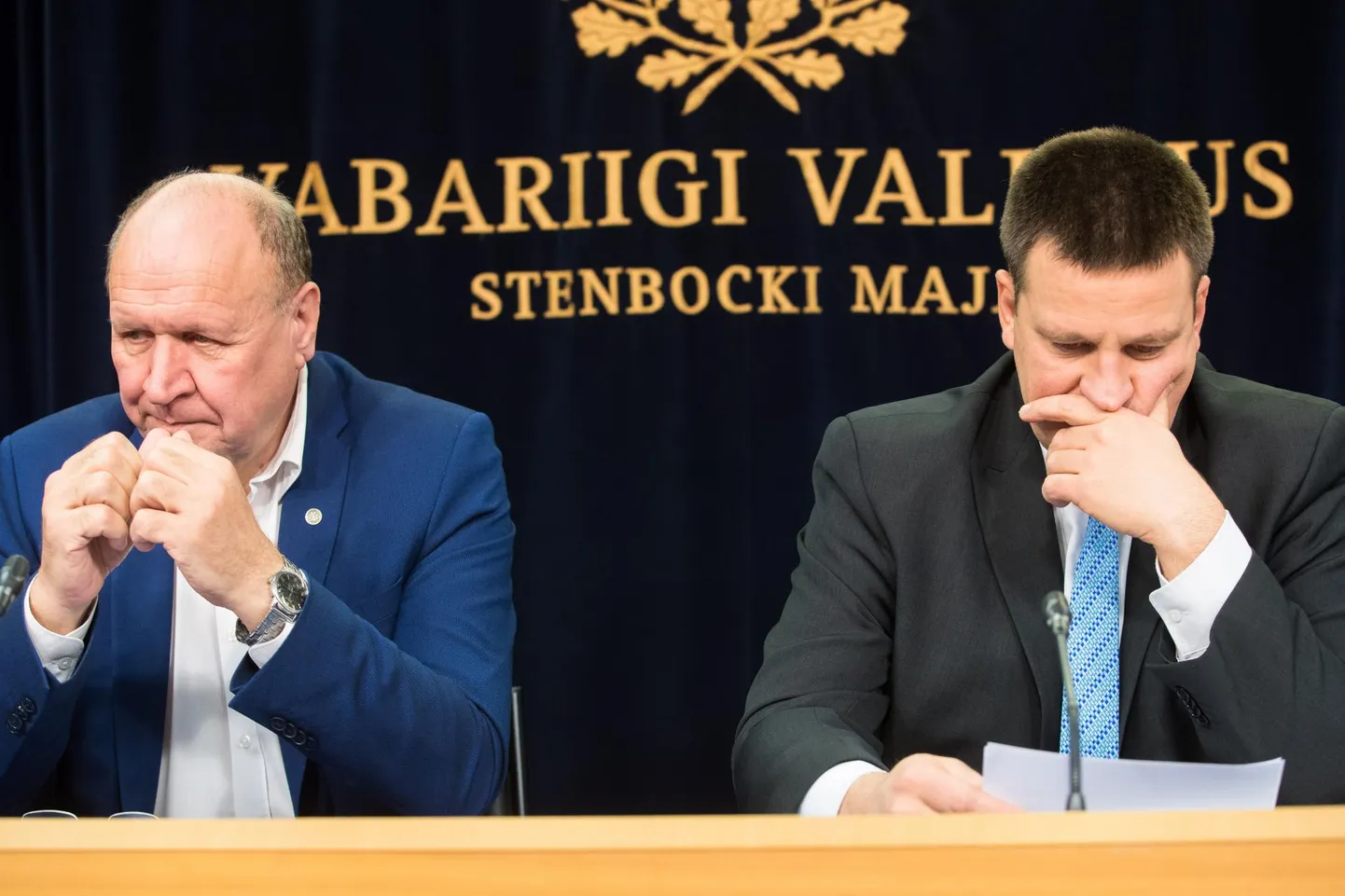 Riigisekretäri juhitud komisjoni raport ei ole meeldiv lugemine ei EKRE juhile Mart Helmele (vasakul) ega Keskerakonna ja valitsuse juhile Jüri Ratasele. Maaeluminister Järvik on otsesõnu valetanud.