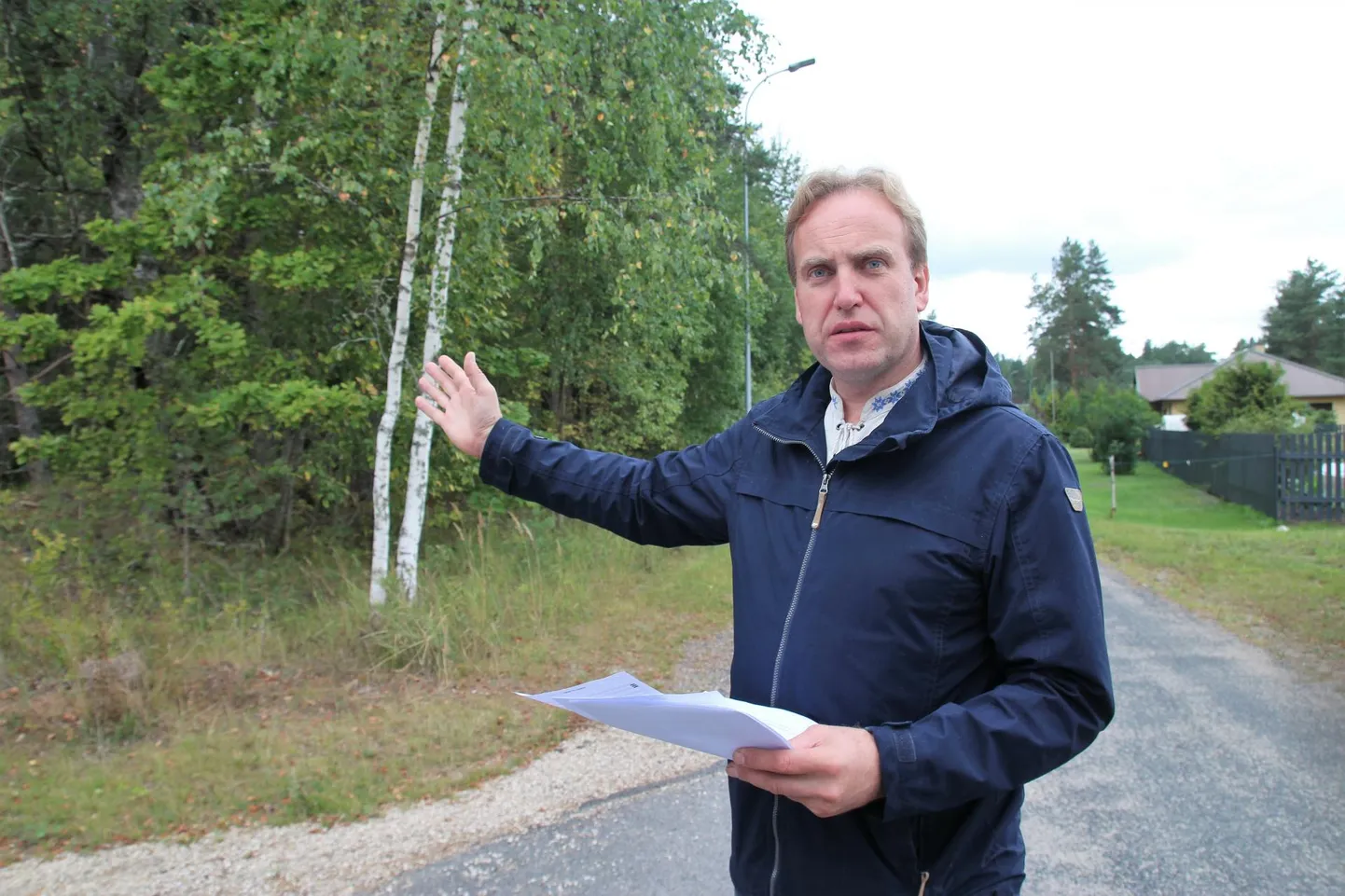 Võru linnapea Anti Allas viitab Kalmuse tänaval asuvatele kinnistutele, mis lähevad noortele peredele suunatud enampakkumisele.