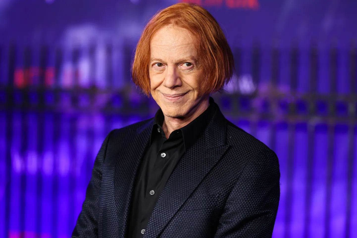Danny Elfman populaarse Netflixi seriaali «Wednesday» esilinastusel. Tim Burtoni tehtud sarjale lõi muusika just Elfman, kes on Burtoniga palju koostööd teinud