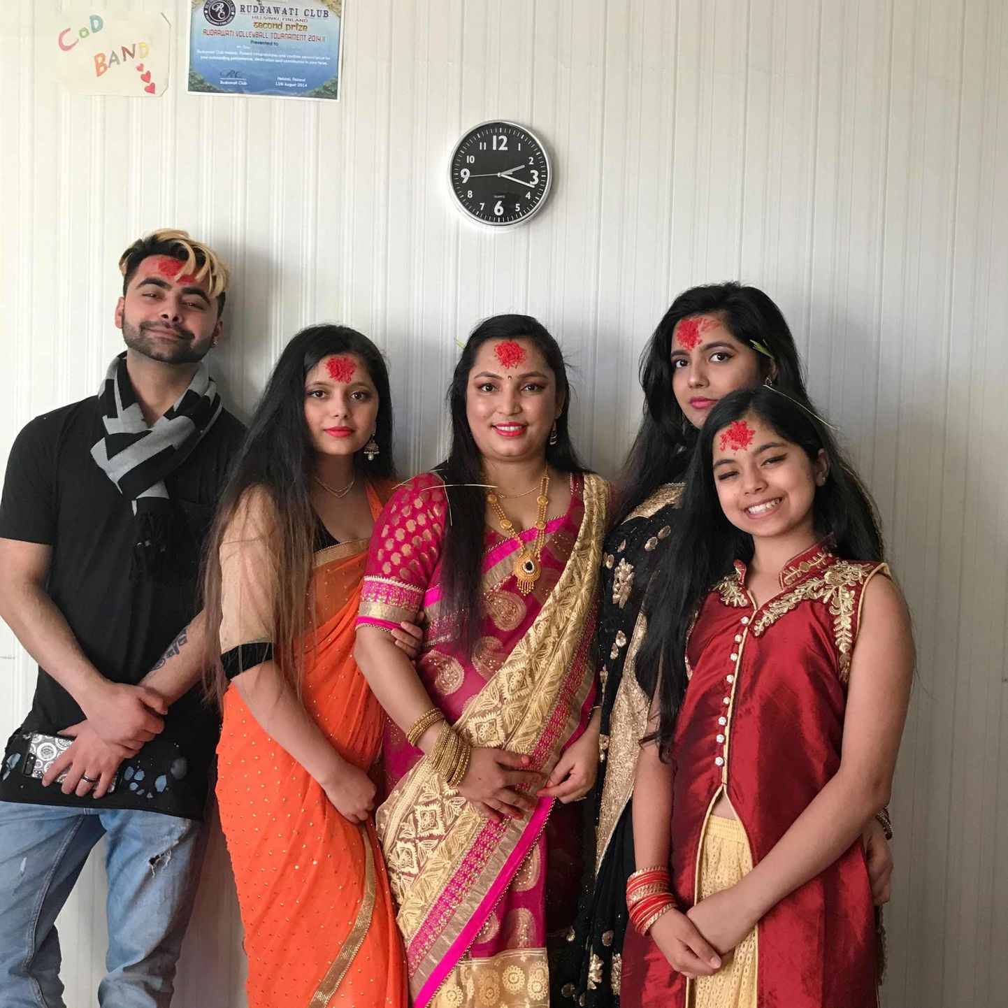 Reeta Bhandari (keskel) Helsingis elavatel sugulastel külas Nepali riigipüha tähistamas. Üks Helsingisse sõit lõppes tal aga elamisloa tühistamise ja riigist välja saatmisega. 