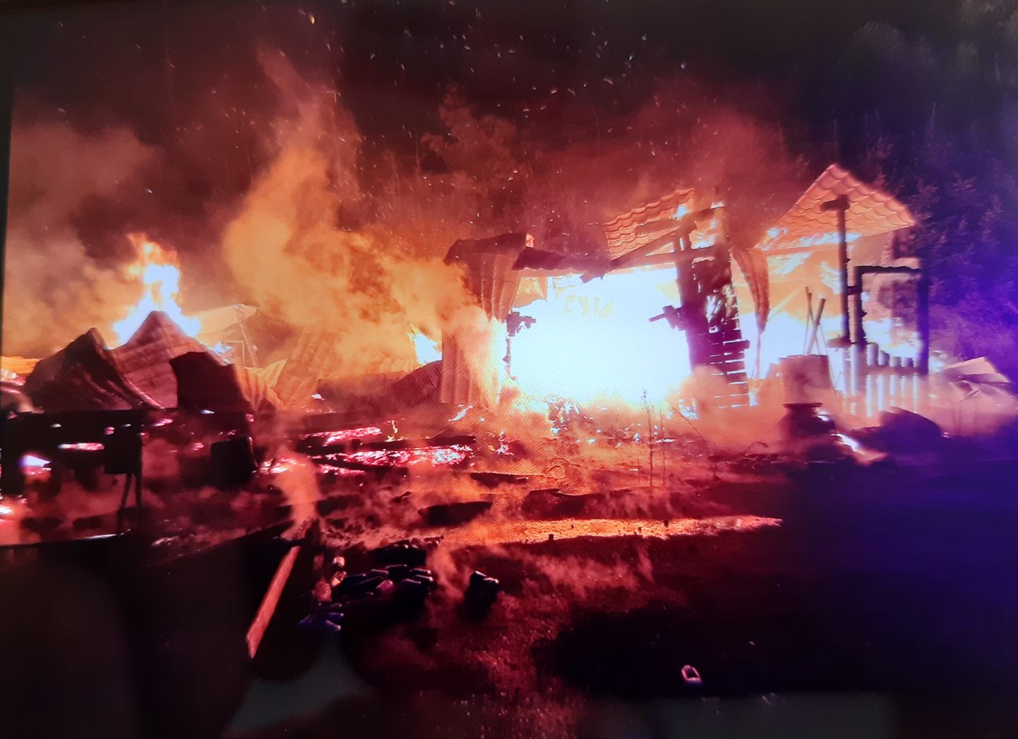 В деревне Ийгасте в Валгамаа открытым пламенем горел гараж.