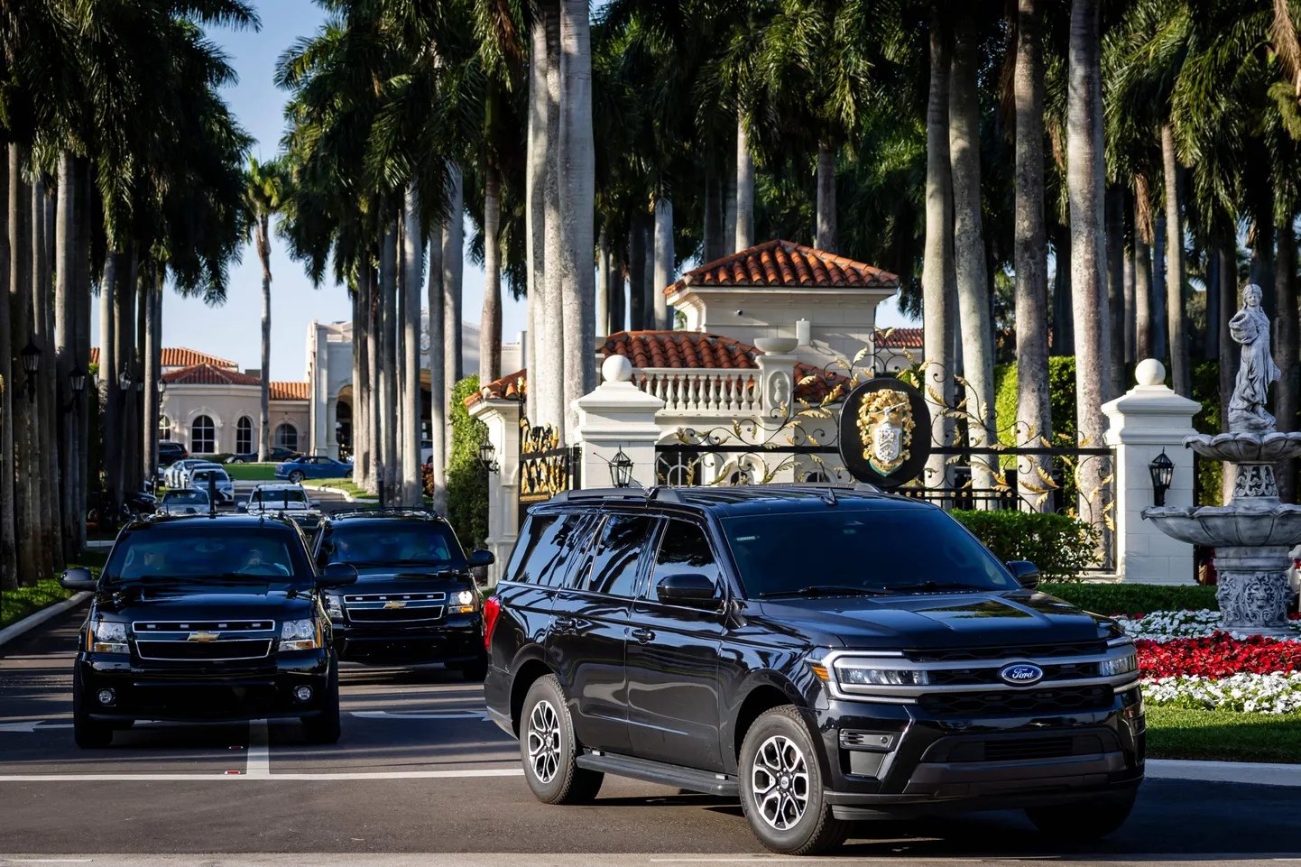 USA presidendiks valitud Donald Trump lahkub sel 3. jaanuaril tehtud fotol Florida osariigis Palm Beachil asuvast Trump International Golf Clubist saatjaskonnaga.