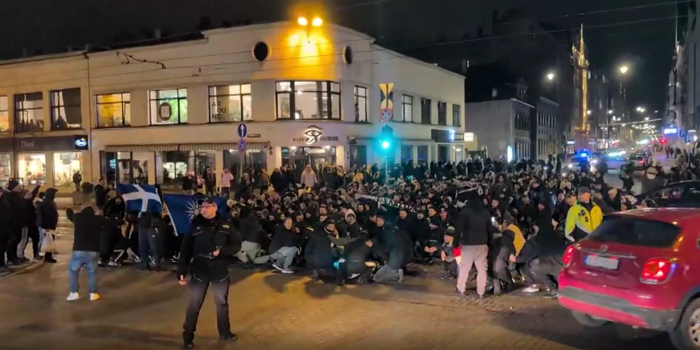 Греческие фанаты на перекрестке улиц Лачплеша и Кришьяна Барона