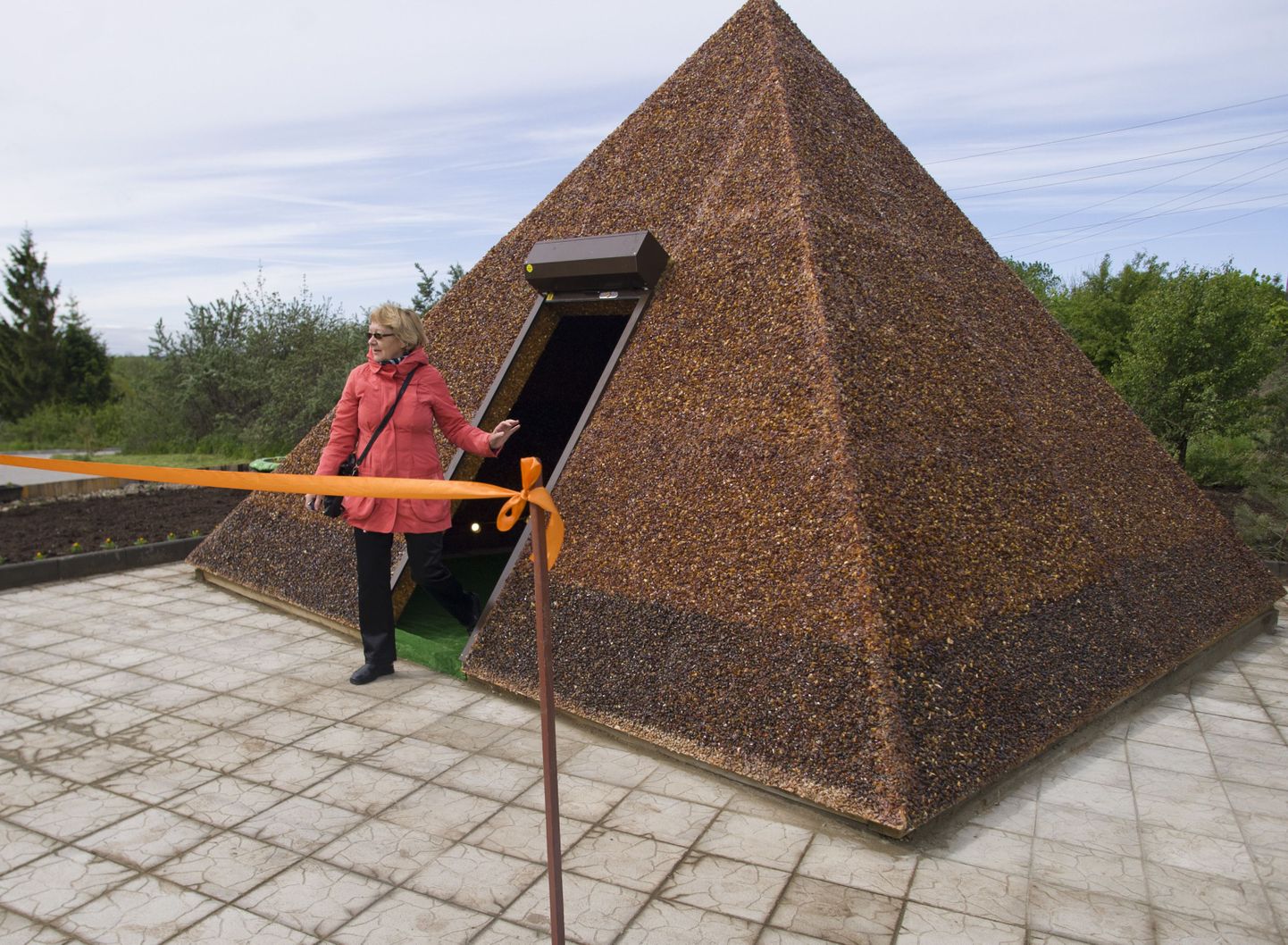 Venemaale Jantarnõisse rajatud merevaigust püramiid