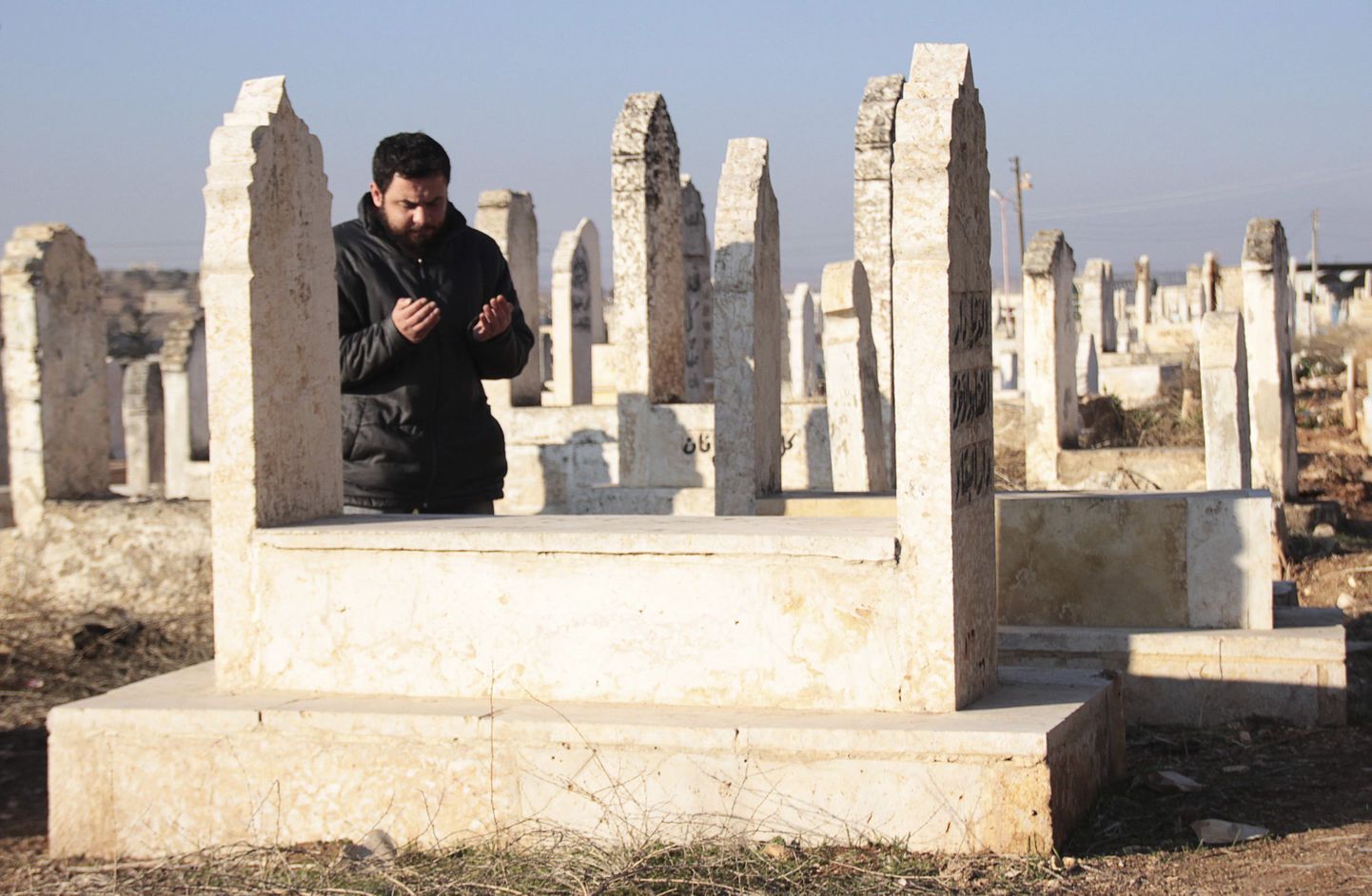 Süürlan palvetab oma lähedaste haual Idlibi Kafaroumeh' surnuaial.