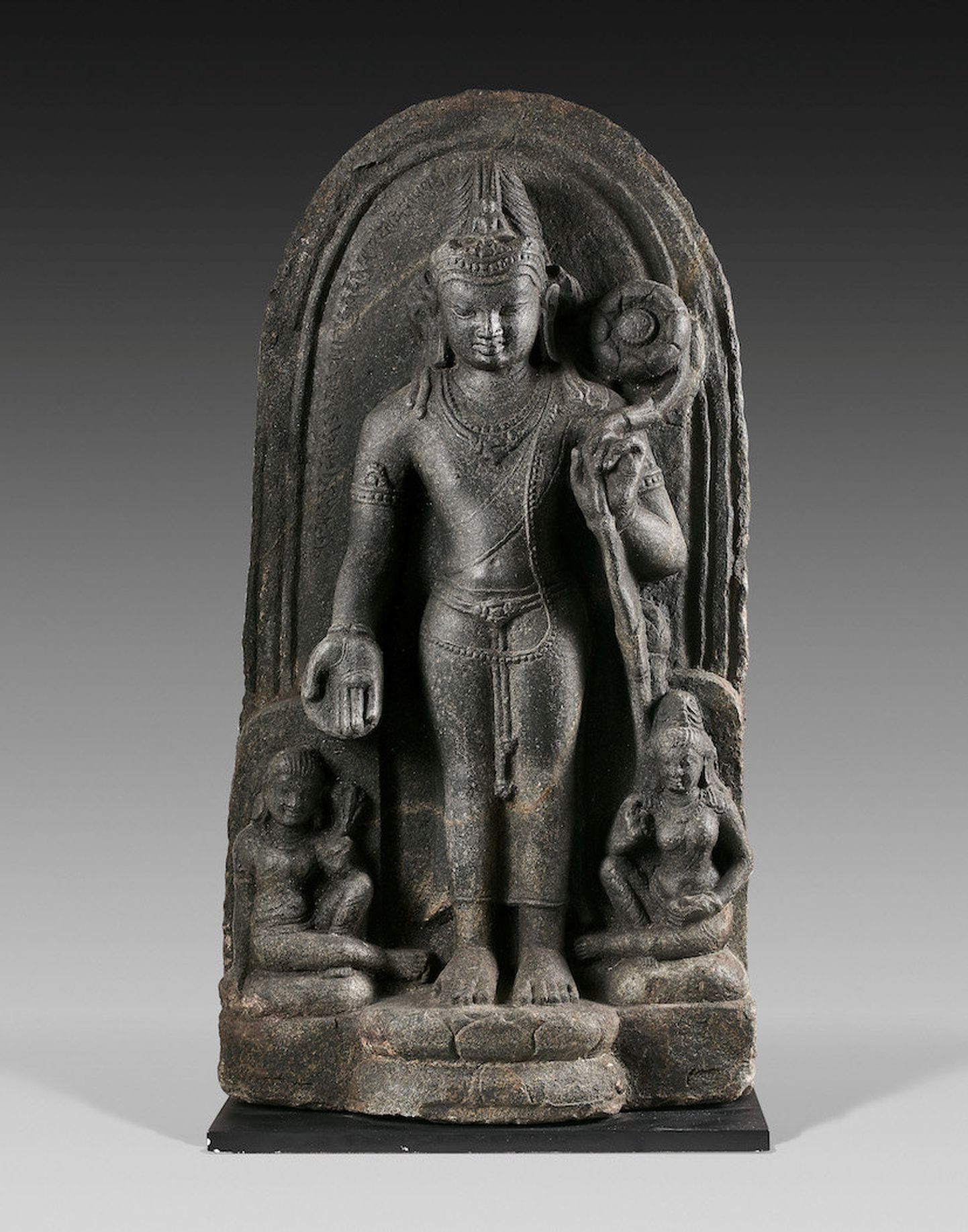 Kambodžast välja smugeldatud bodhisattvate skulptuuridega sarnase bodhisattva kuju, mis pärineb 8. või 9. sajandist, leidsid Itaaliast rahvusvahelise kunstiteoste tagasisaamise ühenduse Art Recovery International eksperdid, olles otsinud seda aastakümneid. Pildil olev Buddha kuju oli röövitud ühest pühamust ja see anti tagasi Indiale