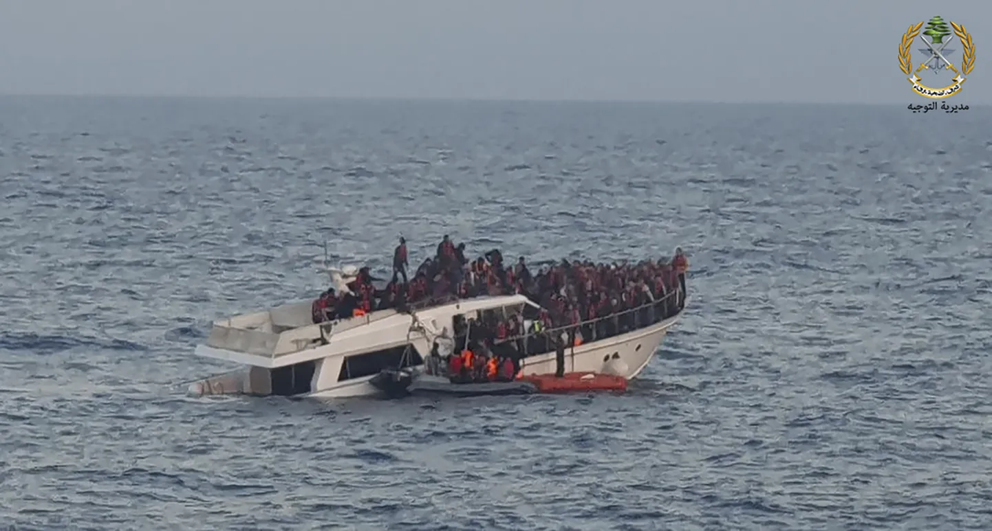 Liibanoni armee sõdurid päästmas Vahemerel migrante nende uppuvalt aluselt.