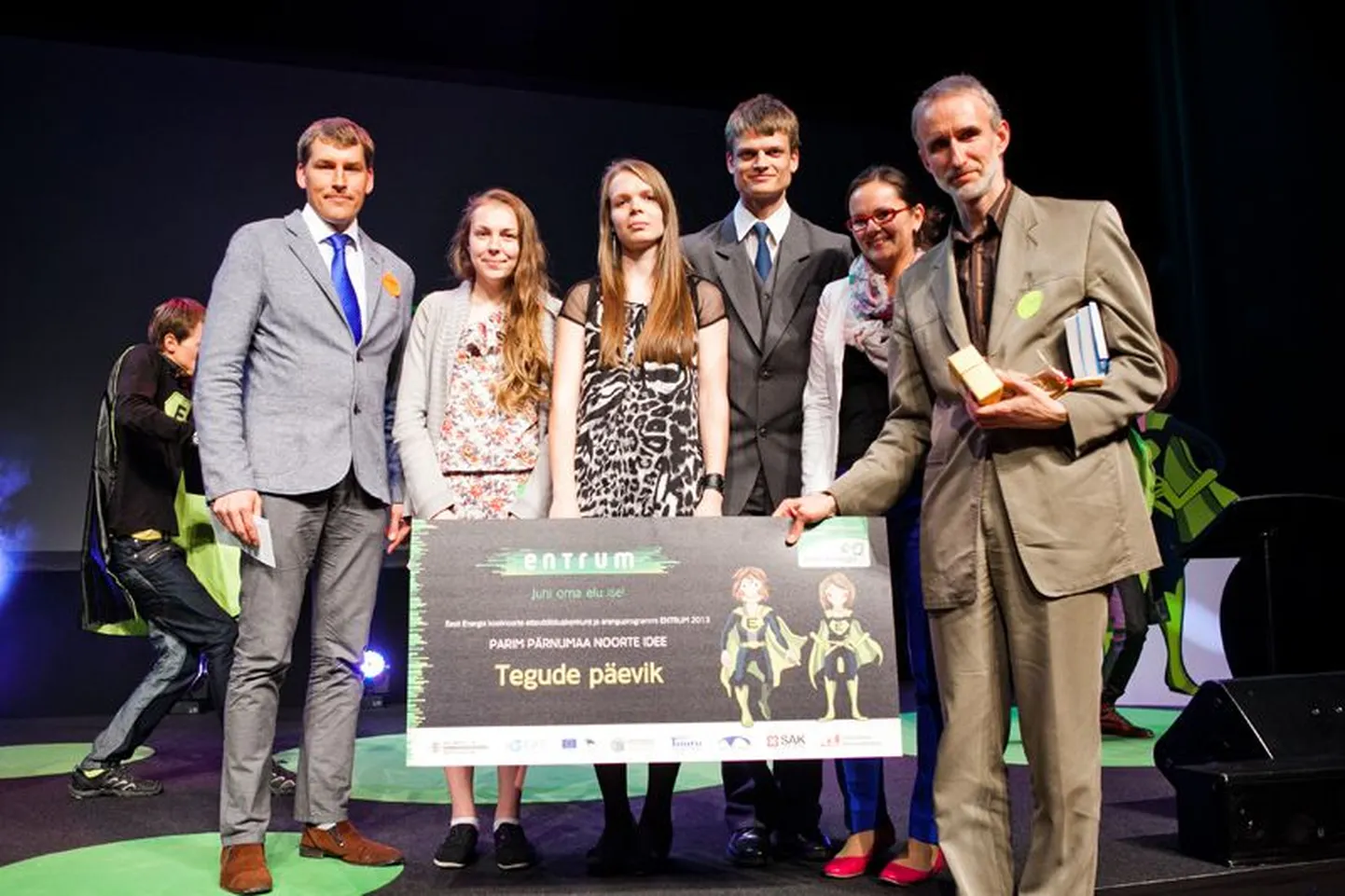 Noorteprogrammi ENTRUM auhinnagalal tunnistati Pärnumaa parimaks projektiks "Tegude päevik". Pildil võitjameeskond koos Pärnu maavanema Andres Metsojaga.