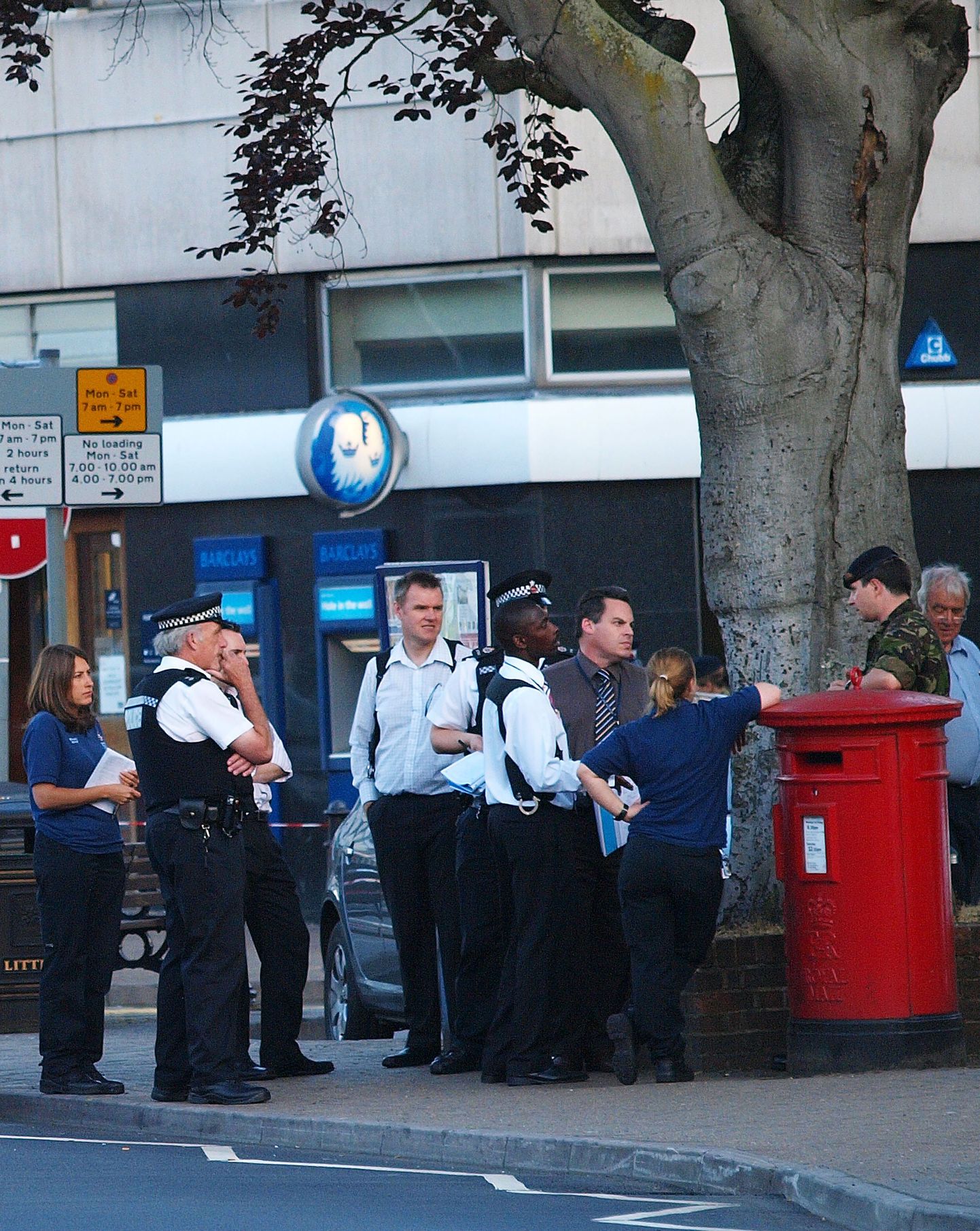 Politsei ja pommirühma liikmed Lääne-Londonis asuva Barclays panga harukontori juures