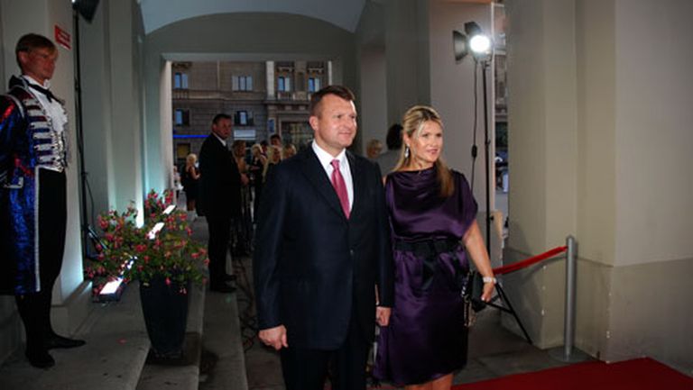 Politiķis un Saeimas deputāts Ainārs Šlesers ar kundzi Inesi gan izvairījās no iešanas pa sarkano paklāju 
