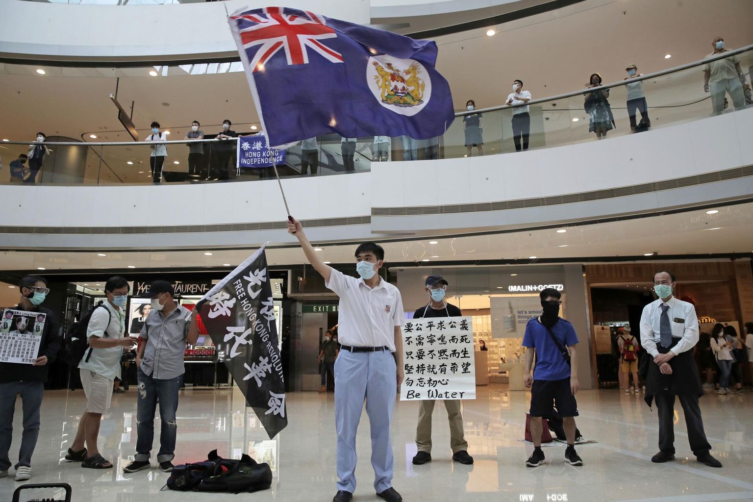 Meeleavaldajad Hongkongi koloniaallipuga peegeldavad paljude hongkonglaste meelsust – Mandri-Hiina agressiivne poliitika on toonud selguse, et pole mõtet loota Pekingi leebumisele.