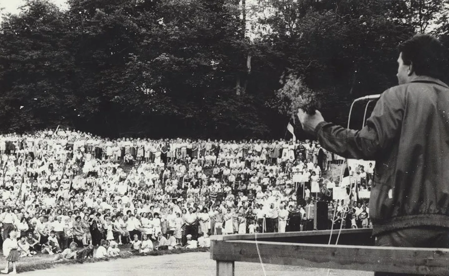 Rahvarinde koosolek 5. juulil 1988. aastal Viljandi lauluväljakul.