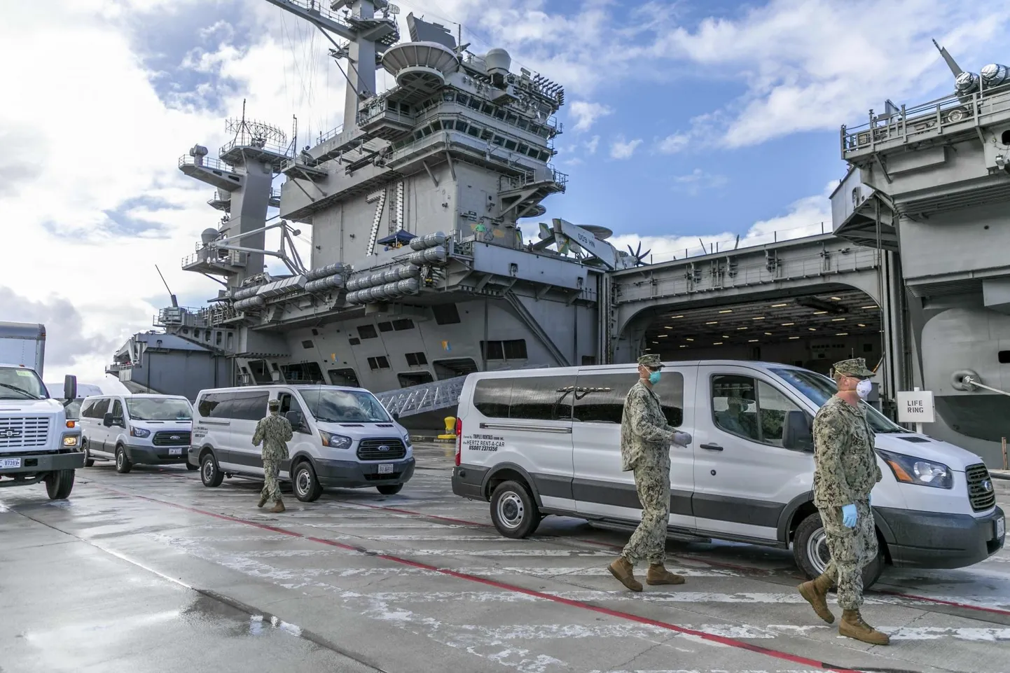 Viirusest räsitud lennukikandja USS Theodore Roosevelt Guami mereväebaasis 3. aprillil. Negatiivse proovi andnud meeskonnaliikmed viiakse mandrile karantiini.