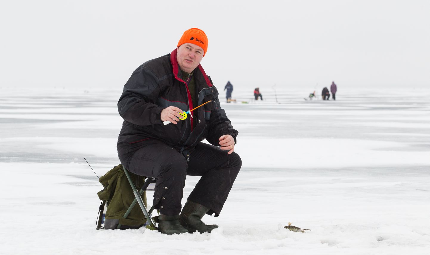 Андрус Тосс на рыбалке на Чудском зимой 2017 года. В качестве советника министра по делам сельской жизни он курирует среди прочего и вопросы рыбоводства
