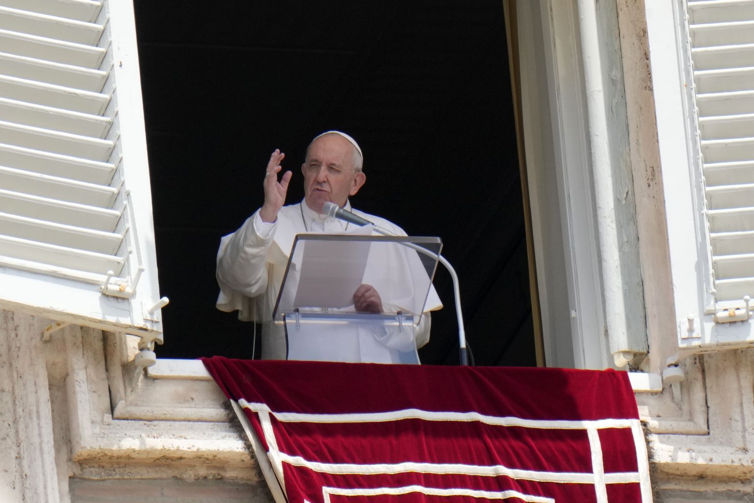 Pāvests Francisks uzrunā apmeklētājus Svētā Pētera laukumā