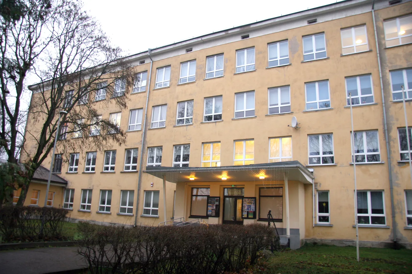 Vahtra loomekeskuses on senini kõik rahulik olnud, nüüd aga pannakse keskuse uksed enamasti kinni, kui inimesi majas vähe on.