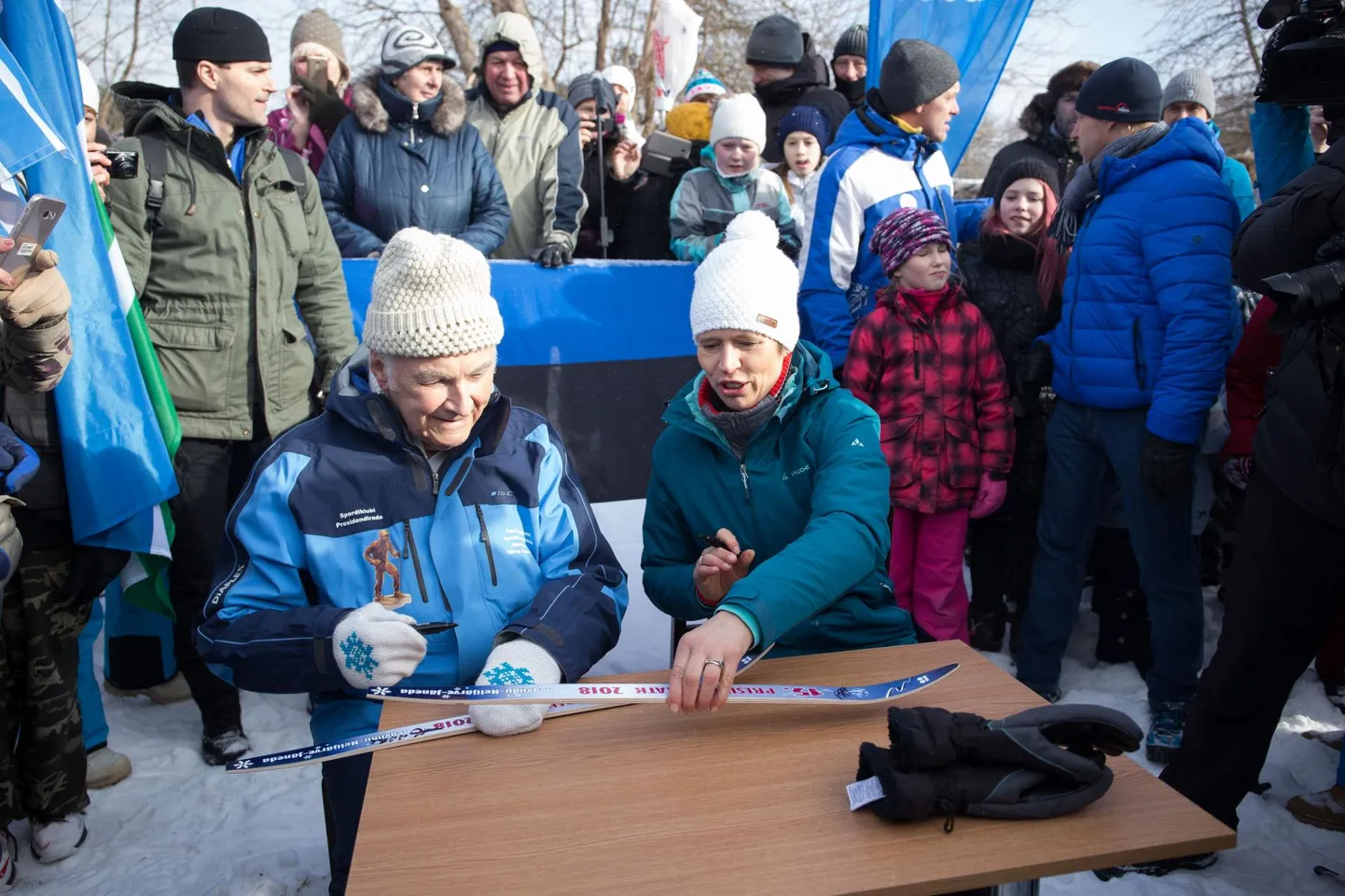 Presidendid Kersti Kaljulaid ja Arnold Rüütel Aegviidus presidendimatkal aastal 2018.