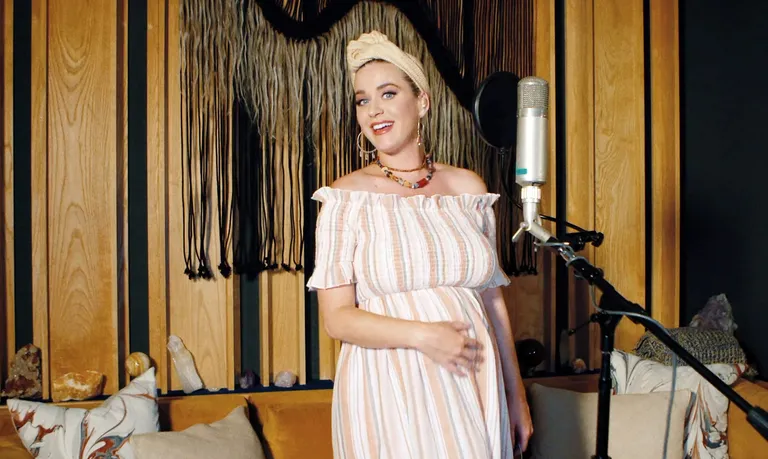 Katy Perry esinemas oma kodus 9. mail Maailma Tervishoiuorganisatsiooni toetaval heategevuskontserdil. Pildil on näha ka naise kasvav kõhuke.