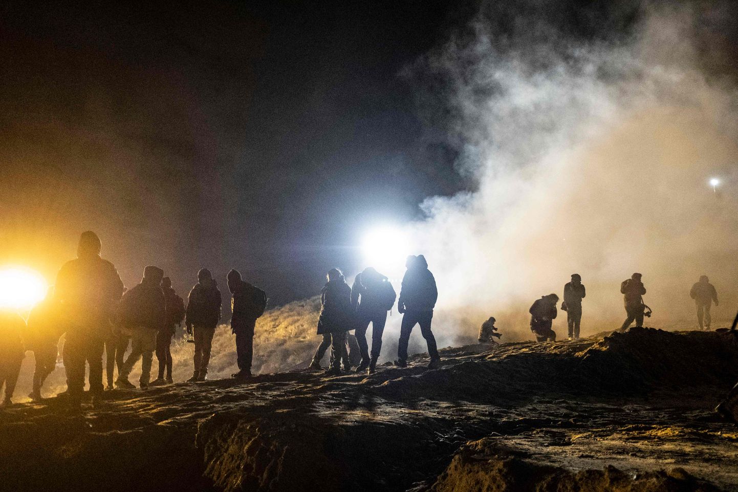 Американские пограничники применили против беженцев слезоточивый газ.