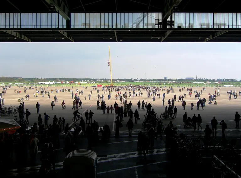 Tempelhofi lennujaam, Saksamaa. Viimane lennuk Berliini ajaloolisel lennuväljal maandus 2008. aastal. Kaks aastat hiljem muudeti see kõigile avatud vabaõhupargiks, mis on suurim omataoline Euroopas. Foto: Wikipedia