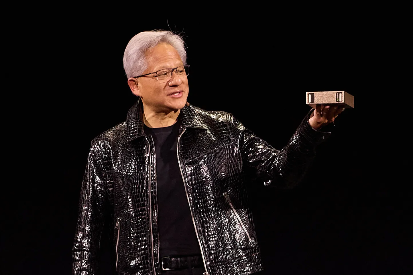 Nvidia tegevjuht Jensen Huang hoiab käes tehnoloogiamessil CES esimest korda avalikkuse ette jõudnud kompaktset tehisaru-arvutit Digits, mis pakib seni serverikeskustes pesitsenud kunstmõistuse kokku ülikompaktsesse kesta. Siiski kõlavad mõned lubatud omadused arvutiteadlase jaoks liiga optimistlikult, et seda kohe uskuda.