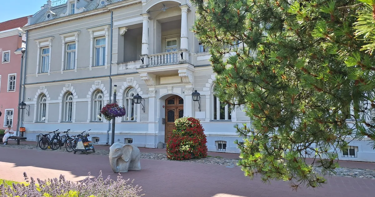 В Пярну на центральной улице установилась жаркая летняя погода