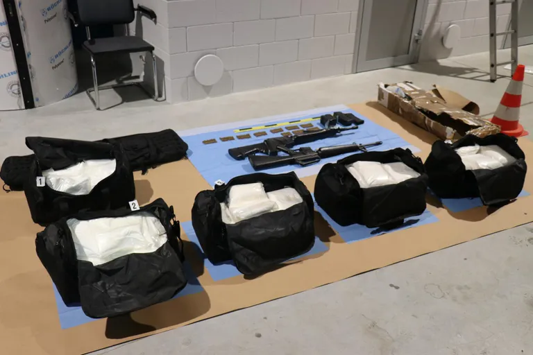 Maksu- ja tolliameti ametnikud leidsid valgest kaubikust treilersõidukil kaks automaattulirelva, 178 laskekõlbulikku padrunit ja umbes 100 kilo pulbrilist ainet.