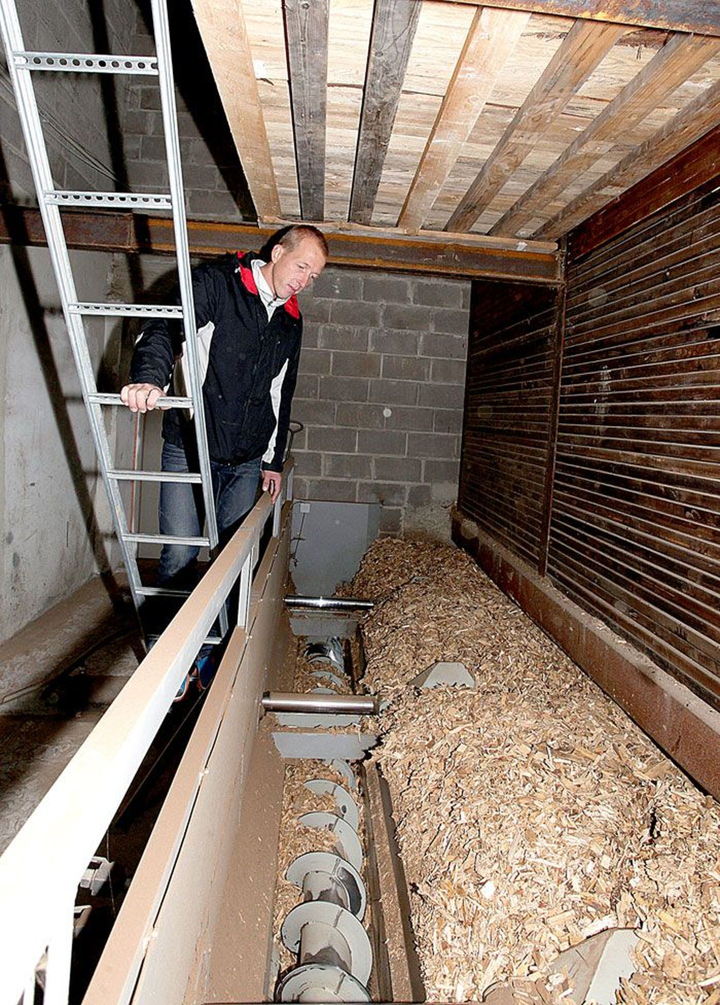 Tabivere Soojuse juht Rannar Raantse näitab hüdraulikaruumi, kust tigutransportöör hakkpuidu katlaruumi veab.
