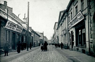 1903. aastal üüris Postimees enda ja oma kaasannete väljaandmiseks suure pinna endise Schrammi õlletehase ruumides Rüütli 9. Siia jäi toimetus 1923. aastani.