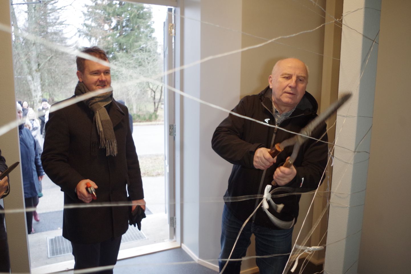 Maja avamisel lõigati läbi kahe posti ümber tõmmatud traadid. Pildil Võru vallavolikogu esimees Georg Ruuda (paremal) ja vallavanem Kalmer Puusepp.