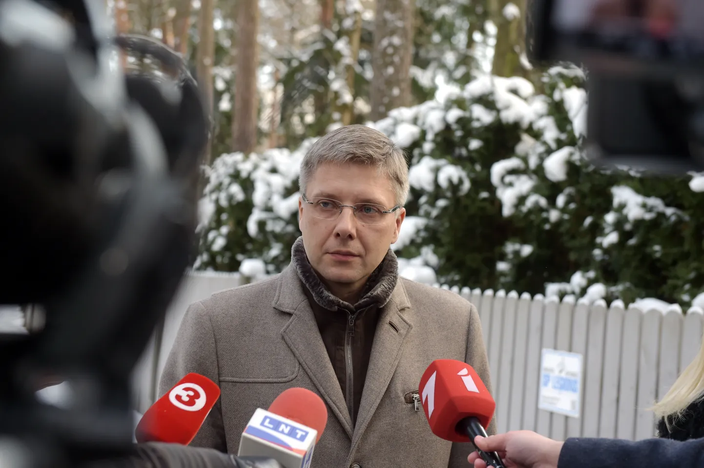 Nils Ušakovs oma kodu ees.