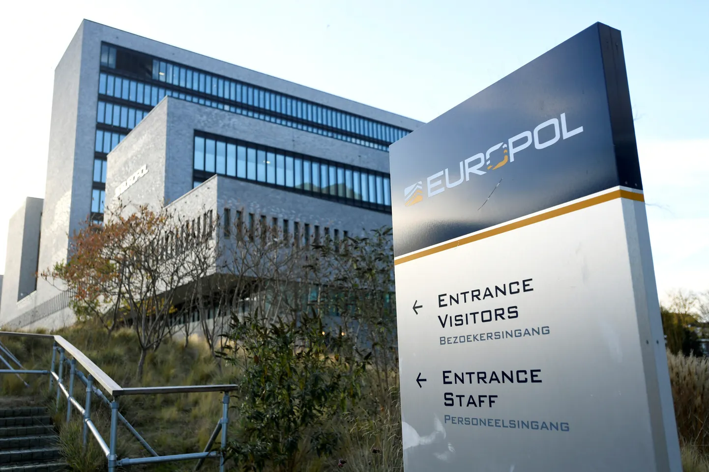 Europoli peakorterist Haagis kommenteeriti rünnakut, et tuumiksüsteemidele ja väga olulistele andmetele siiski ligi ei saadud. Sissemurdja on aga juba avaldanud esimesed näidised näpatud andmetest.