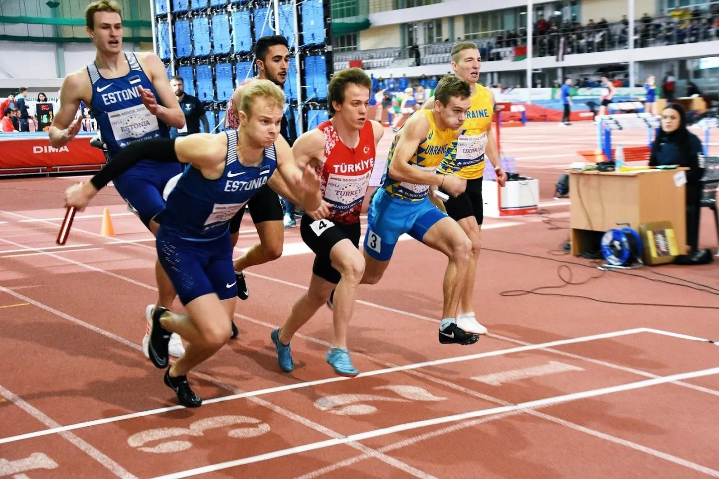 Robin Sapar (vasakul) on hetk tagasi andnud teatepulga üle Eesti 4 x 200 meetri segateatejooksu tiimi viimase vahetuse jooksjale Ken-Mark Minkovskile.