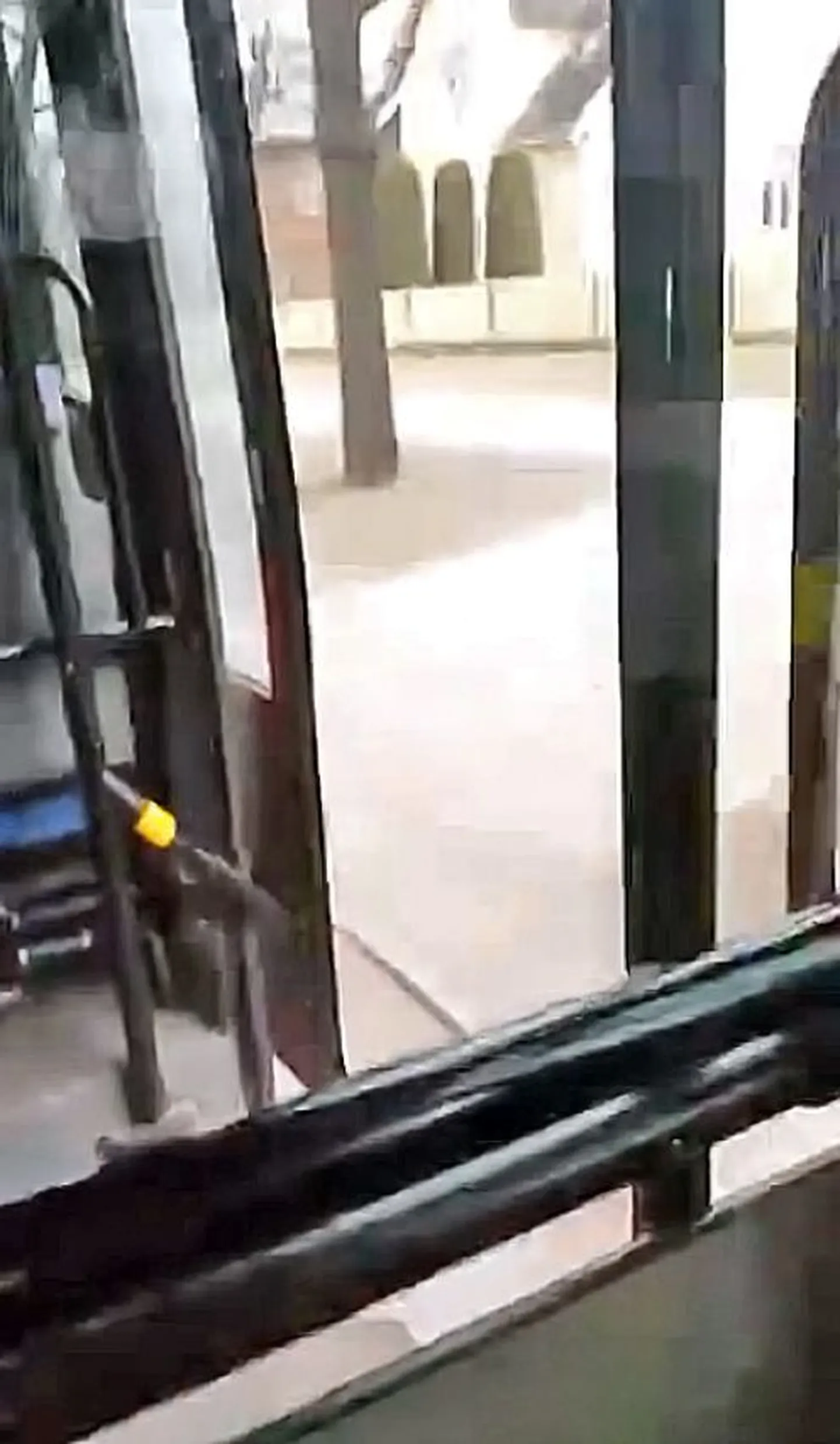 Sebe buss sõitis liinil lahtise uksega.
