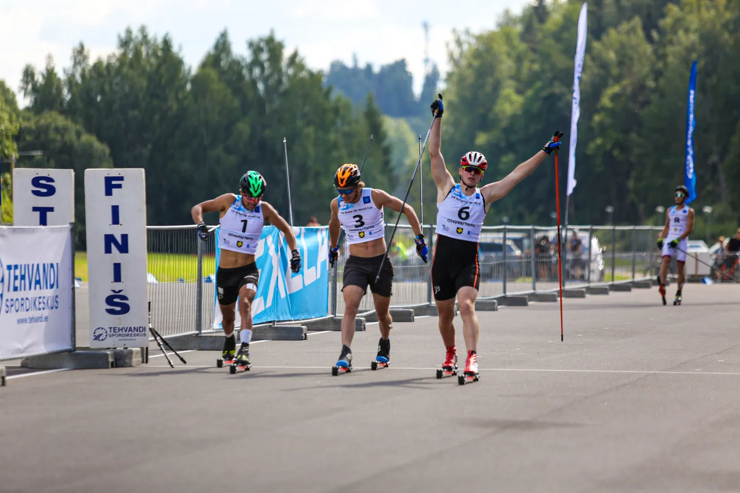 Meesjuunioride finaalsõidu lõpukaader: Anders Veerpalu (vasakult) pidi tunnistama Karl Sebastian Dremljuga ja Steve Vahi paremust. Hiljem, tõsi, Vahi diskvalifitseeriti.