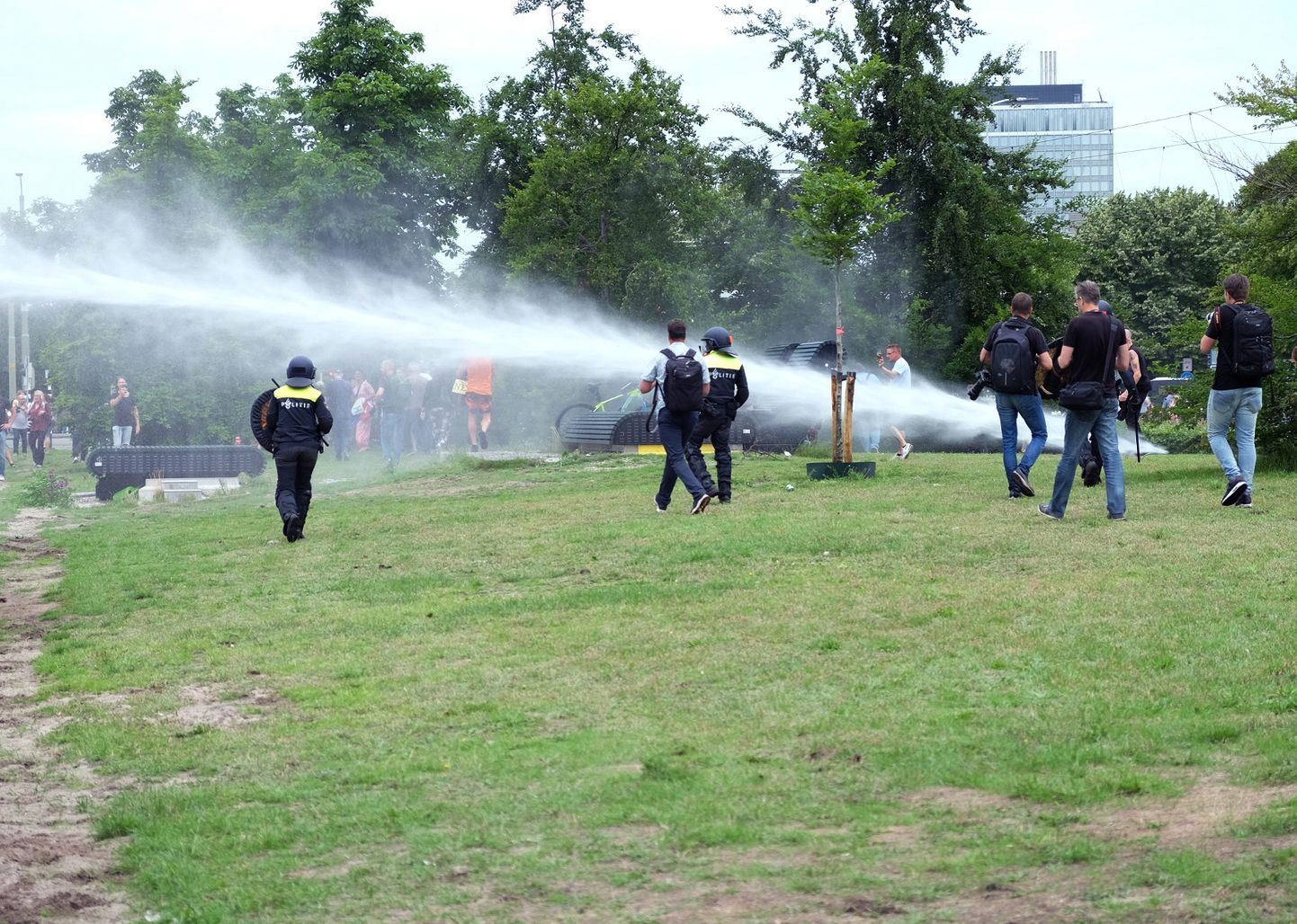 Hollandi politsei lasi käiku veekahurid.