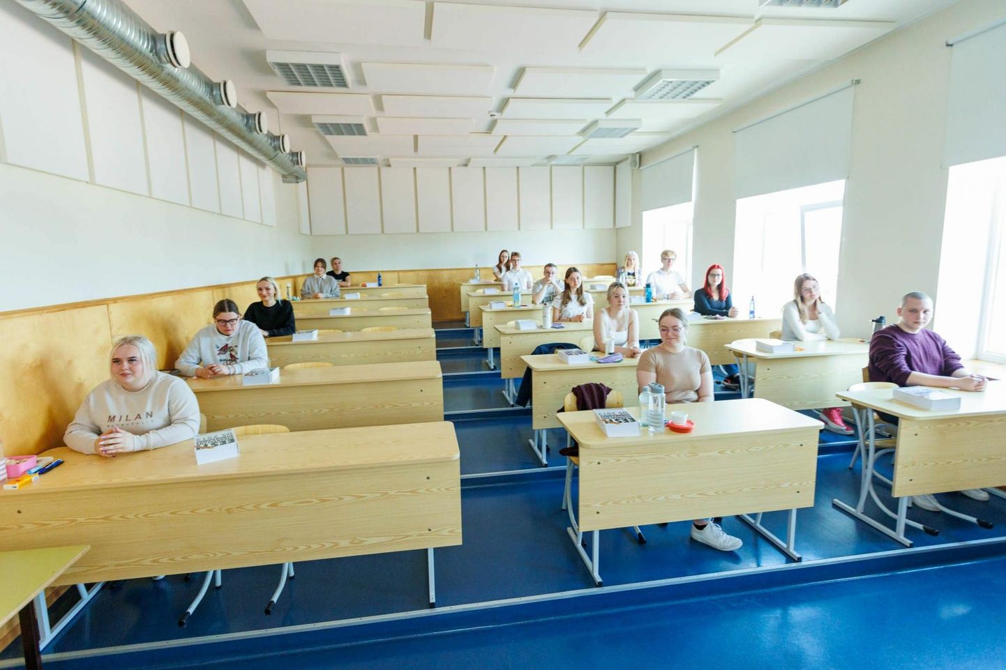 Abituriendid asusid esimest riigieksamit sooritama. FOTO: Arvo Meeks/Lõuna-eesti Postimees
