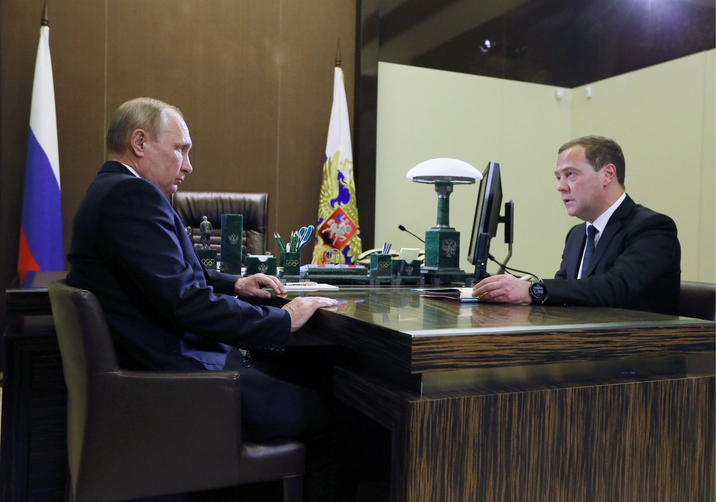 Vladimir Putin (vasakul) ja Dmitri Medvedev.
