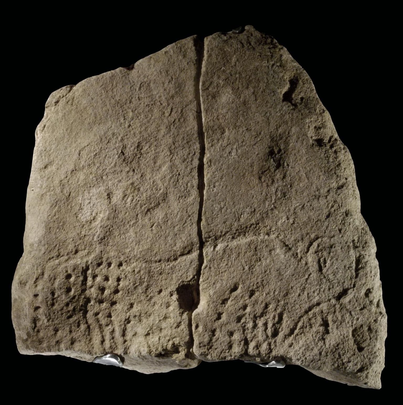 Abri Blanchardi leiukohast avastatud lubjakiviplaadil võib näha muinastarvast 38 000 aasta taguse inimese kujutuses.