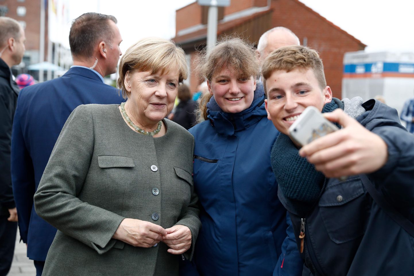 Saksa Kantsler Angela Merkel selvefoto jaoks poseerimas.
