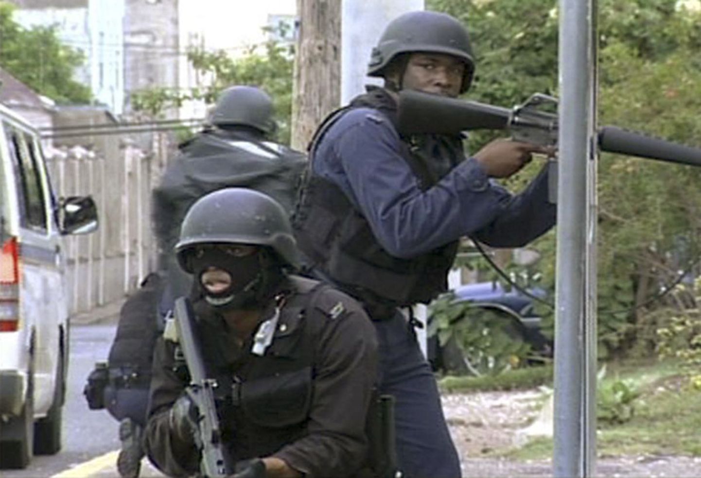 Relvastatud politseinikud eile Kingstonis.