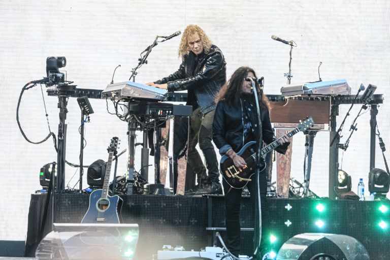 Bon Jovi kontsert Tallinnas, esiplaanil kitarrist Phil X, taga klahvimees David Bryan.