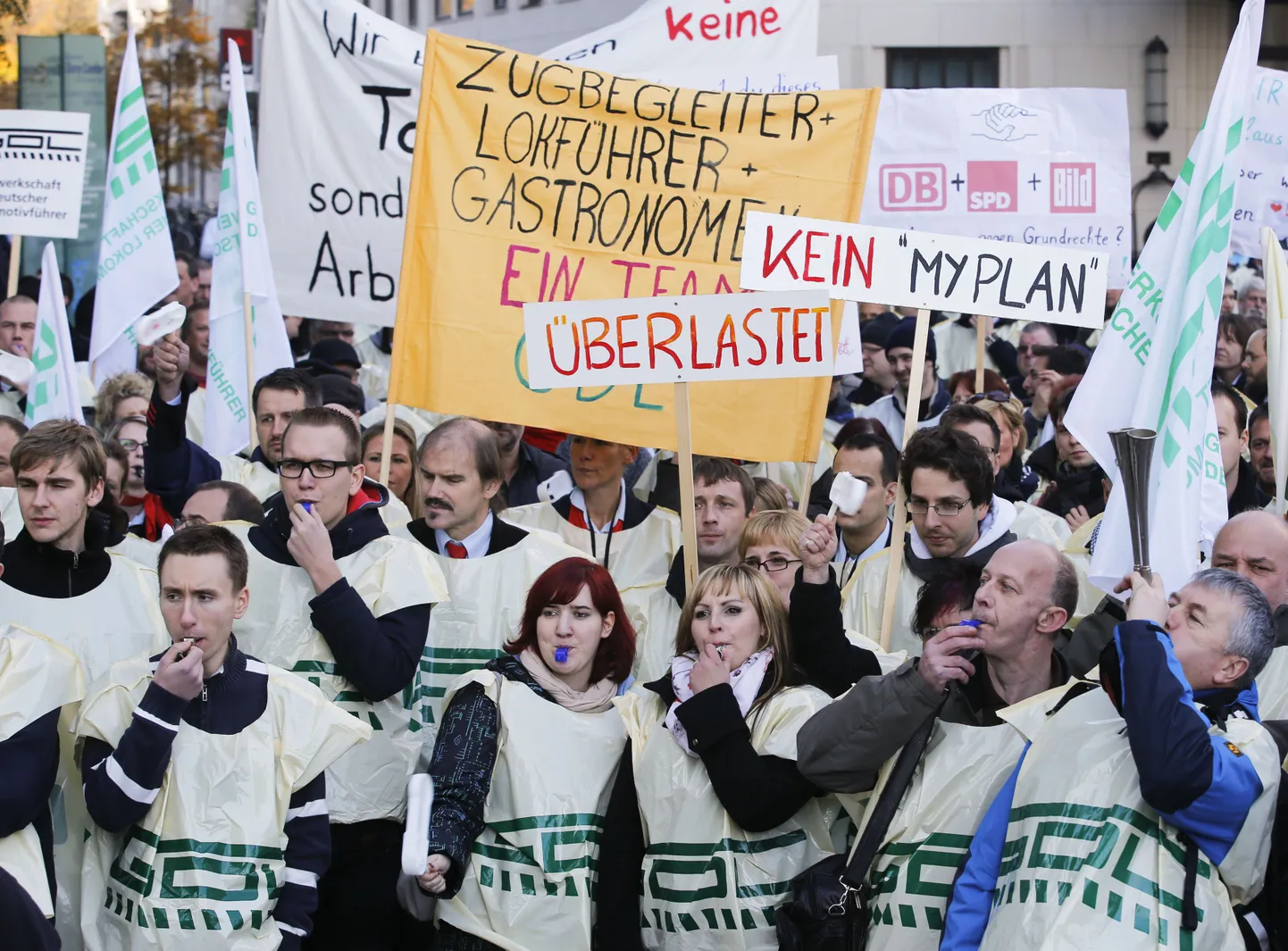 Ametiühingu GDL liikmed avaldams meelt Berliini Potsdamer Platzil.