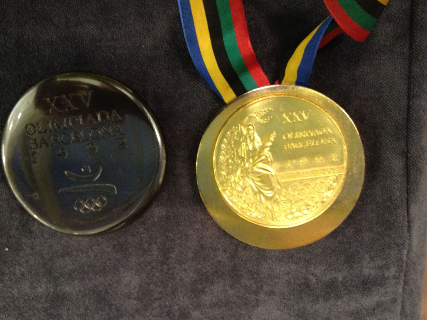 Золотая медаль Олимпиады в Барселоне (справа).