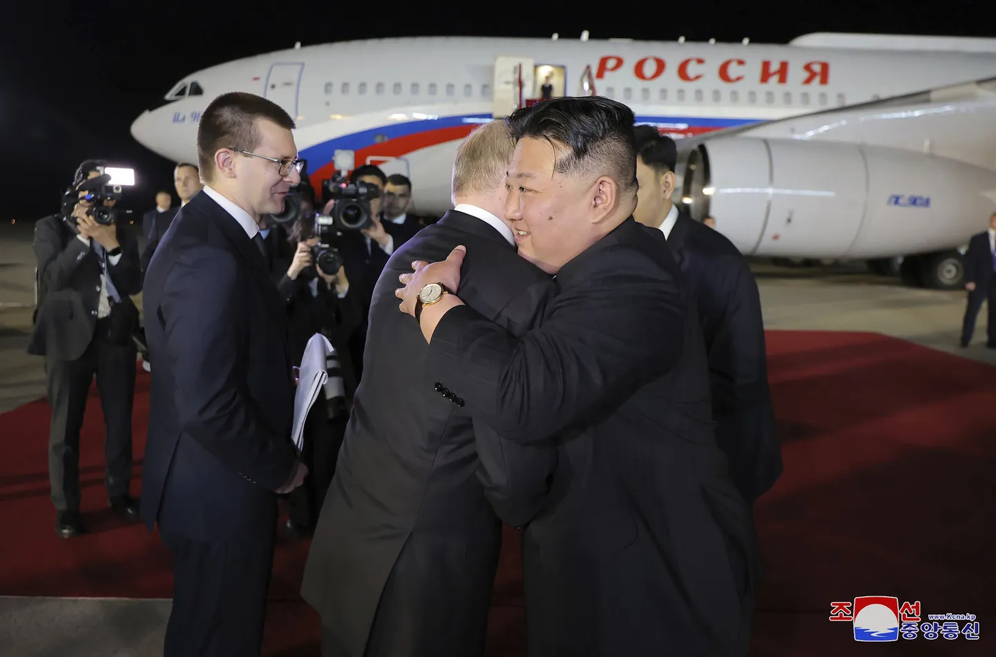 Kim Yong-un ja Vladimir Putin embamas, kõrval seisab Pavel Zarubin. 19. juunil 2024.