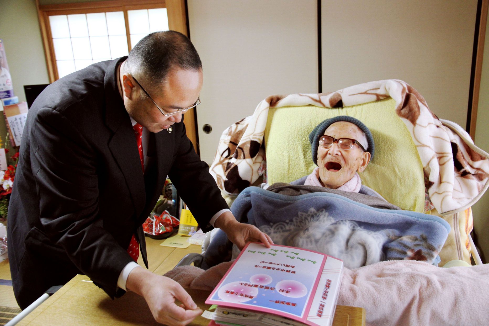 Kyotango linnapea Yasushi Nakayama edastamas Jiroemon Kimurale õnnitluskaarti