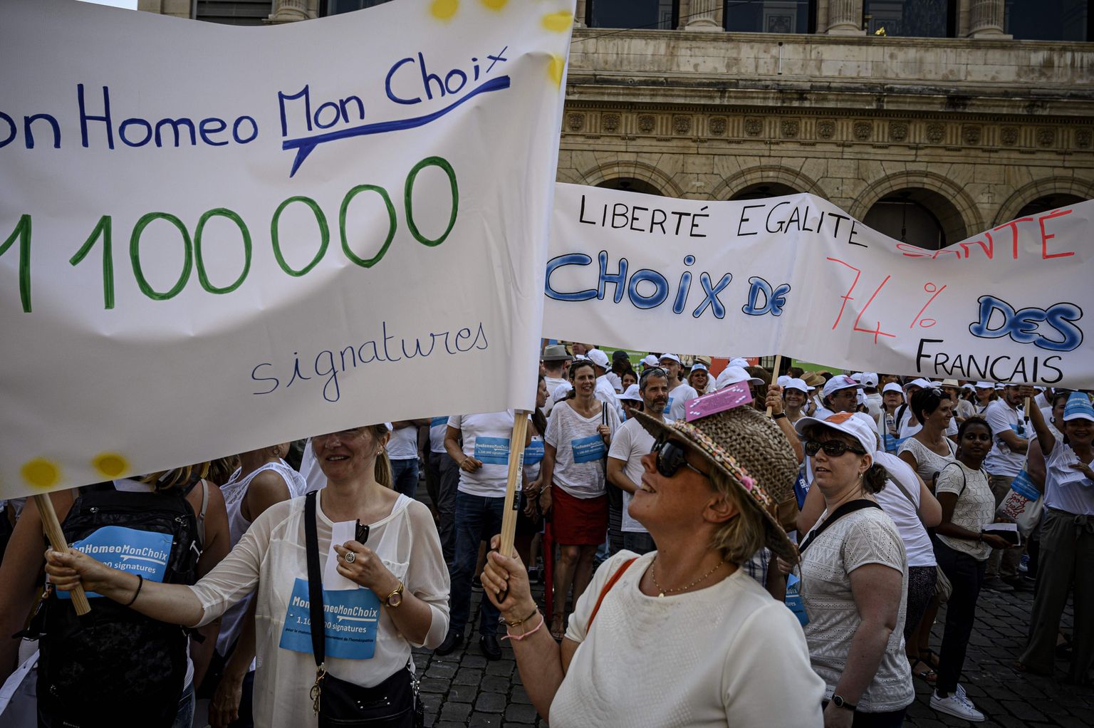 Жители Лиона во Франции вышли на улицы, протестуя против решения государства ограничить возмещение от стоимости гомеопатических препаратов.