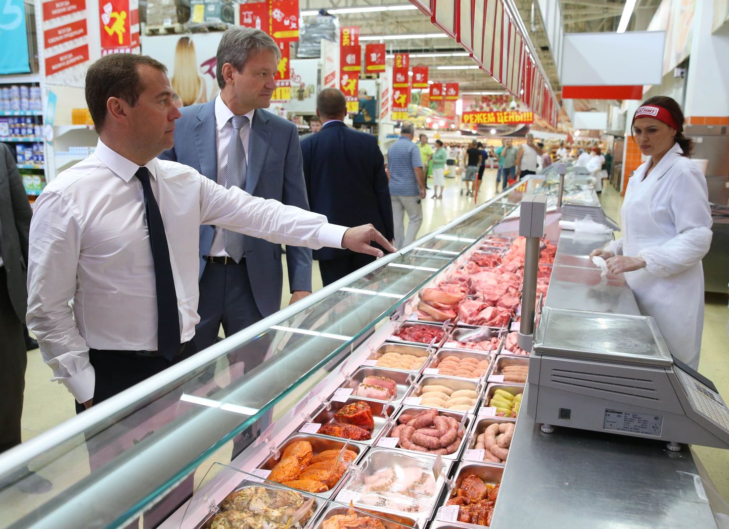 Venemaa peaminister Dmitri Medvedjev Krasnodari kuberneri Aleksandr Tkatševiga Korenovski linna supermarketi lihaletti uudistamas.